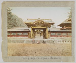東京・芝公園の六波羅蜜寺の門（手彩色のモノクロ写真 作： Japanese Photographer