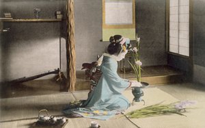 花を生ける少女、1890年代。 作： Japanese Photographer