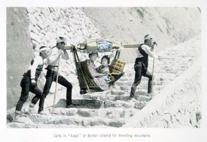 籠」に乗った少女たち（1880年頃）（カードに手彩色アルバムプリント 作： Japanese Photographer