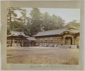 東京・芝公園の寺院内（手彩色のモノクロ写真 作： Japanese Photographer