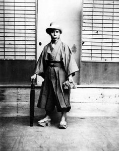 ヨーロッパの帽子をかぶった日本人男性、1860〜80年頃 作： Japanese Photographer
