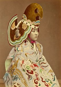伝統衣装を着た日本人の女の子、1880年頃（手塗りの卵白写真） 作： Japanese Photographer