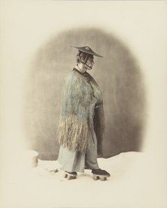 伝統的なドレスを着た日本人男性（手彩色のモノクロ写真 作： Japanese Photographer