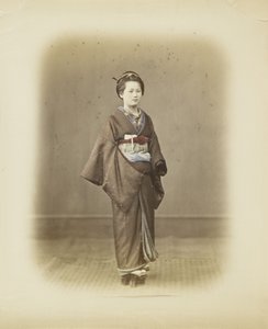 伝統的なドレスを着た日本女性（手彩色のモノクロ写真 作： Japanese Photographer