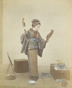 鏡を持つ日本女性（手彩色のモノクロ写真 作： Japanese Photographer