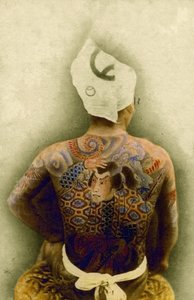 日本の伝統的な入れ墨の入れ墨を持つ男、1880年頃（手塗りの卵白写真）
