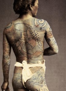 日本の伝統的な入れ墨の入れ墨を持つ男、1880年頃