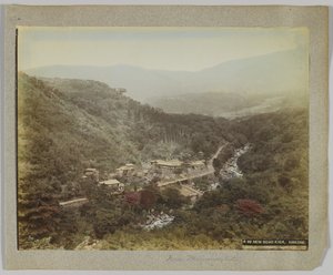 神奈川県宮ノ下の近くにある気賀の新道（手彩色のモノクロ写真）。 作： Japanese Photographer