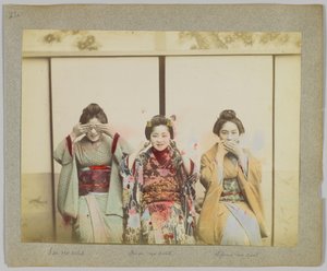 見ざる、聞かざる、言わざる（手彩色の白黒写真 作： Japanese Photographer