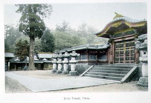 東京・芝寺、1880年頃（カードに手彩色アルバメン・プリント） 作： Japanese Photographer