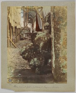 日光・唐招提寺入口の石彫柱（手彩色白黒写真 作： Japanese Photographer