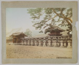 寺院の石灯籠、東京・芝公園、日本（手彩色白黒写真 作： Japanese Photographer