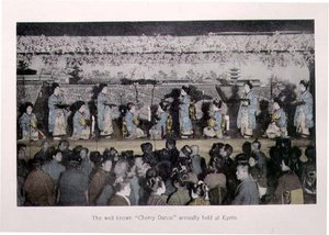 京都で毎年行われる有名な「桜の舞」、1880年頃（カードに手彩色アルバムプリント 作： Japanese Photographer