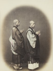 伝統的な衣装を身にまとった2人の日本人男性（手彩色のモノクロ写真 作： Japanese Photographer