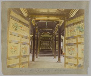 東京・芝公園の6代・7代将軍家光寺「扉の入り口」からの眺め（手彩色のモノクロ写真 作： Japanese Photographer