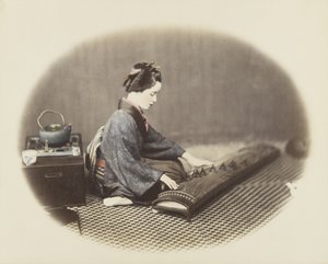 琴を弾く女性（手彩色のモノクロ写真 作： Japanese Photographer