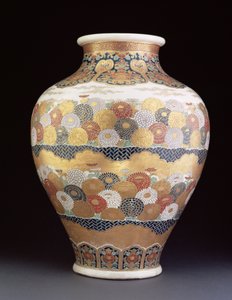 薩摩菊花文花瓶 19世紀後半 陶磁にエナメルを施したもの 作： Japanese School