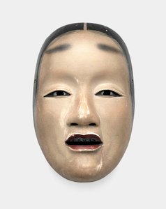 胡粉を挽いた木製マスクで、髪、目、歯は墨、唇は赤で描かれています。 作： Japanese School