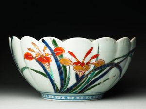 側面が縦溝で縁がスカラップになったボウル、伊万里焼、c.1770-20（青い下釉と上釉のエナメルが施された陶器）（117721も参照） 作： Japanese School