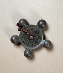 古墳時代（250～538年）の「五彩鏡」。 作： Japanese School