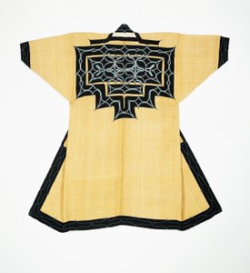 アイヌの伝統的なモチーフ、チェーンステッチ刺繍、ニレの木の樹皮、ウール、コットンを使用したアイヌ民族の儀式用ローブ（アトッシュ）。 作： Japanese School