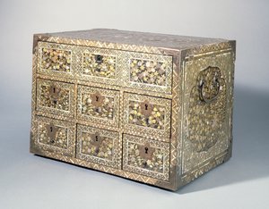 引き出しの箱、16世紀後半（南蛮漆、真珠貝、漆木材）