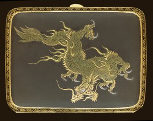 龍が飾られたシガレットケース、駒井工場製、1900年頃（金箔＆ニエロ） 作： Japanese School