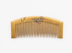 19世紀後半から20世紀初頭にかけて、蝶の装飾が施された櫛（漆と金の木材） 作： Japanese School