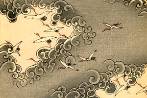 灰色の雲の中を飛ぶ鶴
