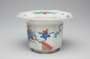 カップ、17世紀後半〜18世紀初頭（柿右衛門、上絵付けエナメル磁器）