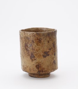 碑文のある円筒形の茶碗、未知の楽焼工房、茶碗（つつ茶碗） 作： Japanese School