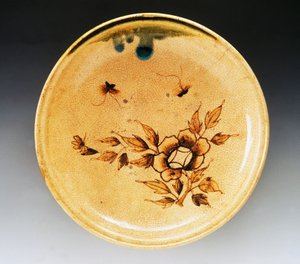 装飾エナメル炻器盆 二蝶牡丹図 18世紀末～19世紀初頭 瀬戸物 直径34cm 日本文明 江戸時代 作： Japanese School