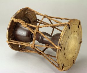 日本の能楽堂で使用される二重太鼓（大鼓 作： Japanese School