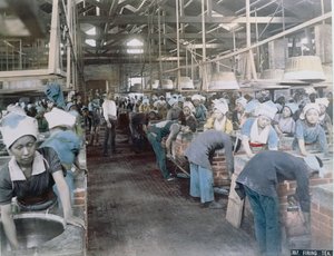 お茶を乾かす、1900年頃（カラー写真） 作： Japanese School