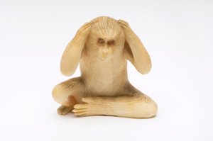 3つの賢い猿の1つであるNo Evilを聞く 作： Japanese School
