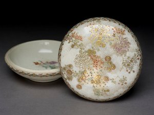菊と幾何学模様の線香箱、19世紀（セラミック） 作： Japanese School
