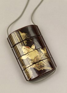 滝に鯉を配した印籠、日本（漆 作： Japanese School