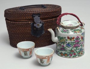 籐製携帯ケース付き日本茶セット、1850年頃（磁器）