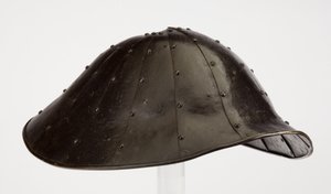 笠、または「戦争の帽子」（鉄、銅合金の縁、漆と織物の破片） 作： Japanese School