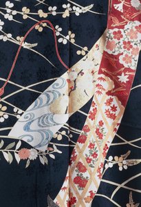 未婚の若い女性が優雅に着る振袖と舞妓、花や植物をモチーフにしたシルク、浮いたパネル、ディテール、加賀友禅染、十日町の織物工場、日本文明、20世紀 作： Japanese School