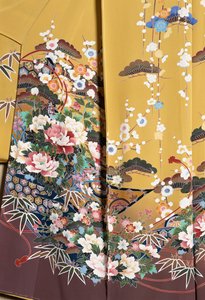 未婚の若い女性が優雅に着る振袖と舞妓、滑らかな絹、花のモチーフ、浮きリボン、加賀友禅染、十日町の織物工場、日本文明、20世紀 作： Japanese School