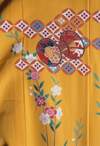 家族で神社に行く七五三の大人の女性に似た着物の女の子（7歳）、シルク、花のモチーフ、桜、太鼓、ディテール、十日町の織物、日本文明、20世紀 作： Japanese School