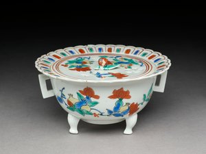 蓋が平らなコロボウル、柿右衛門関連の陶器、1680〜1700年（エナメル釉薬土器） 作： Japanese School