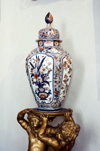 江戸時代・元禄期の大型蓋付花瓶。1688-1703.ガリエラ公爵夫人マリア・ブリニョール・セール（ブリニョール・セール）・デ・フェラーリ（1811-1888）のアパート、家具はパリの邸宅「ホテル・マティニョン」のもの。パラッツォ・ロッソ、ゲン 作： Japanese School