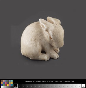 19世紀後半、琥珀色の目を持つ野ウサギとしてモデル化された根付（アイボリー、琥珀色） 作： Japanese School