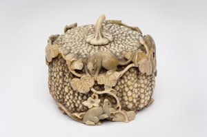 4匹の遊び心のあるネズミがカボチャを飛び越えて彫られたおきもの 作： Japanese School