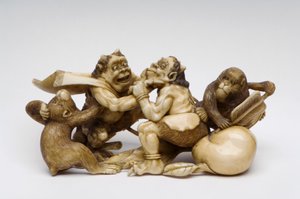 2匹のサルに見守られて戦う悪魔2人の置物 作： Japanese School