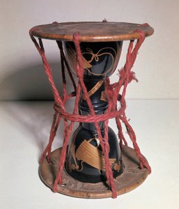 大鼓（おおつづみ）：砂時計型の和太鼓 作： Japanese School
