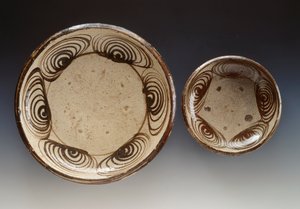 馬目皿 18世紀末～19世紀初頭 瀬戸産エナメル質ストーンウェア 直径21.5cm、34.5cm 日本文明 江戸時代 作： Japanese School