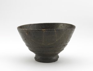 18世紀初頭、くぎぼりいらぼ風の楽山焼茶碗（灰釉の石器、金漆の補修） 作： Japanese School